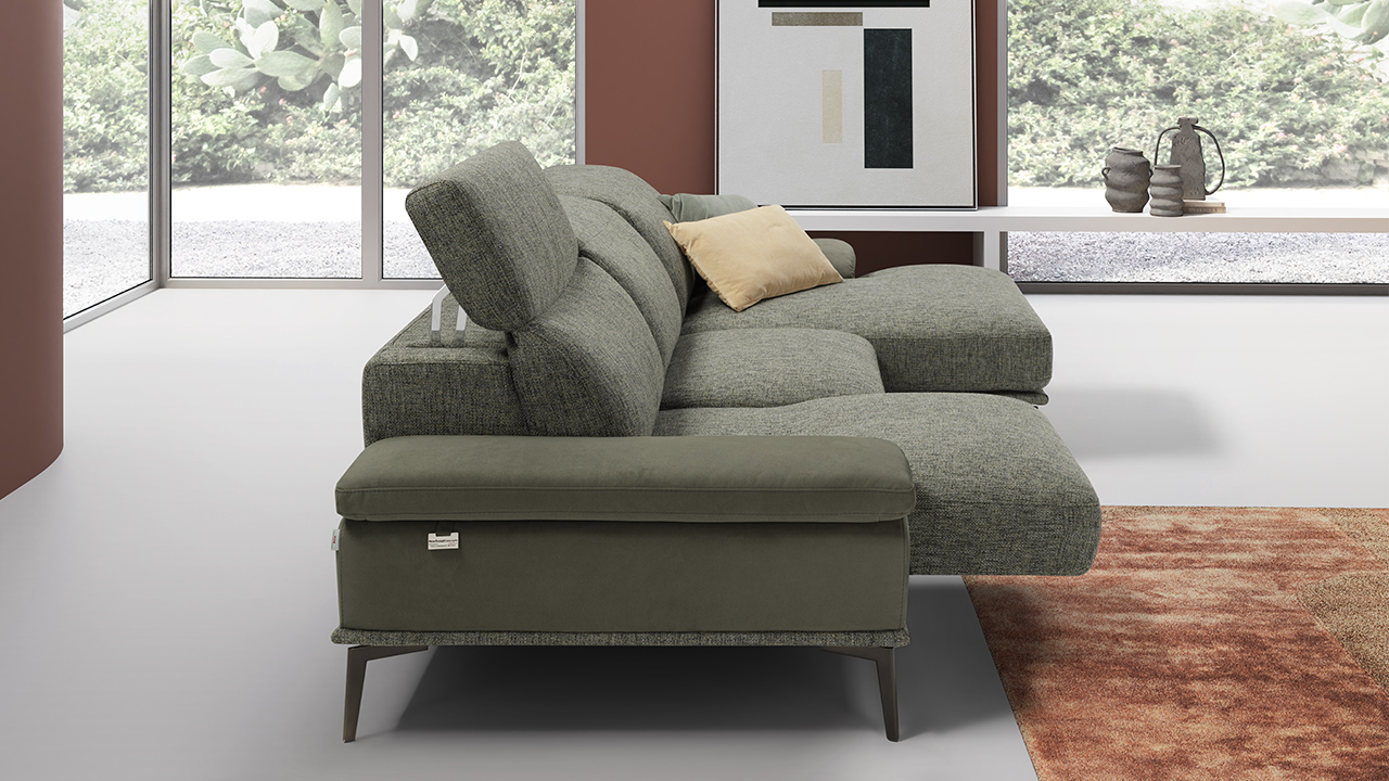 Eagle Italian Sofa - Gallery Image 8