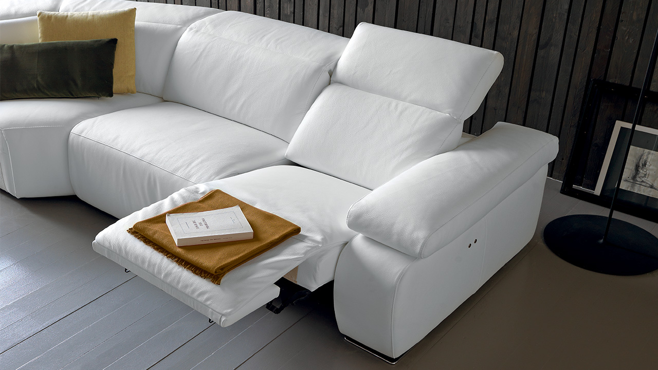 Hyding Italian Sofa - Gallery Image 3