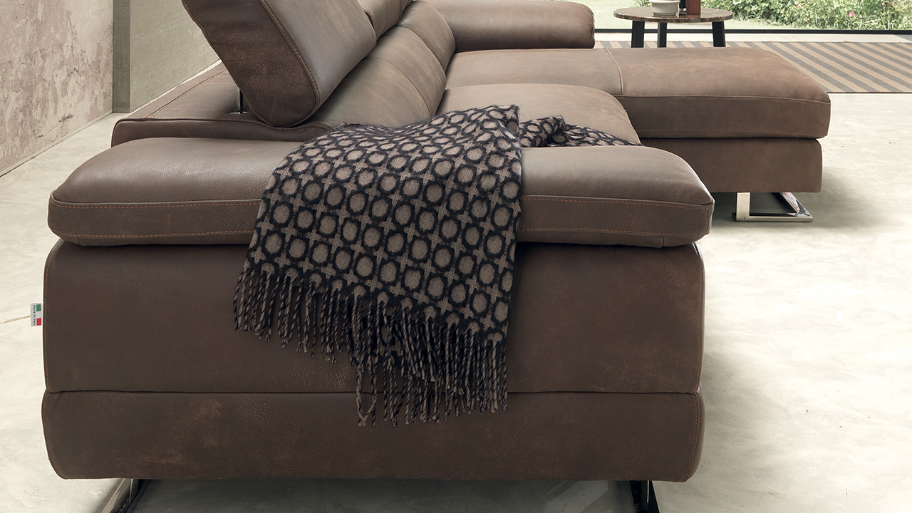 Invictus Italian Sofa - Gallery Image 3