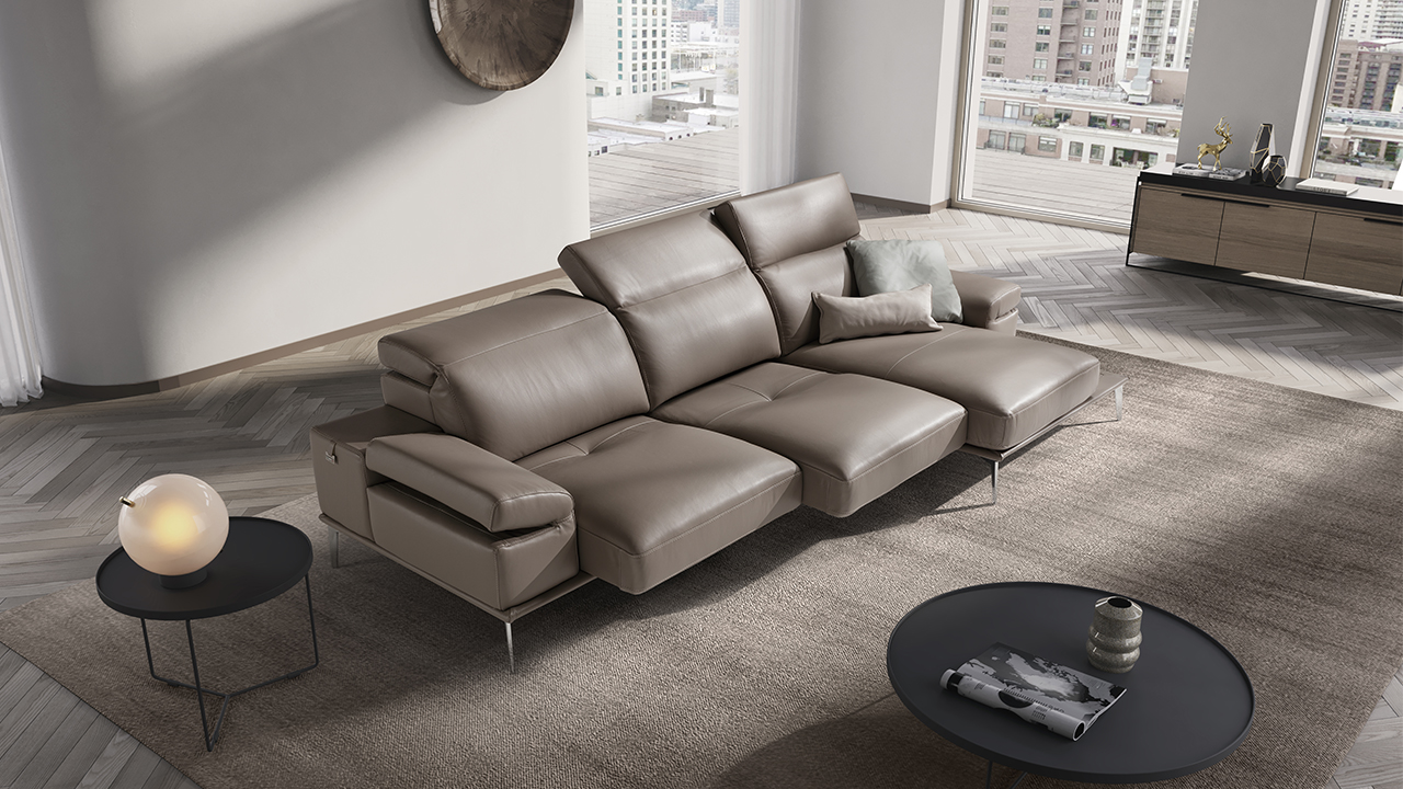 Oblige Italian Sofa - Gallery Image 15