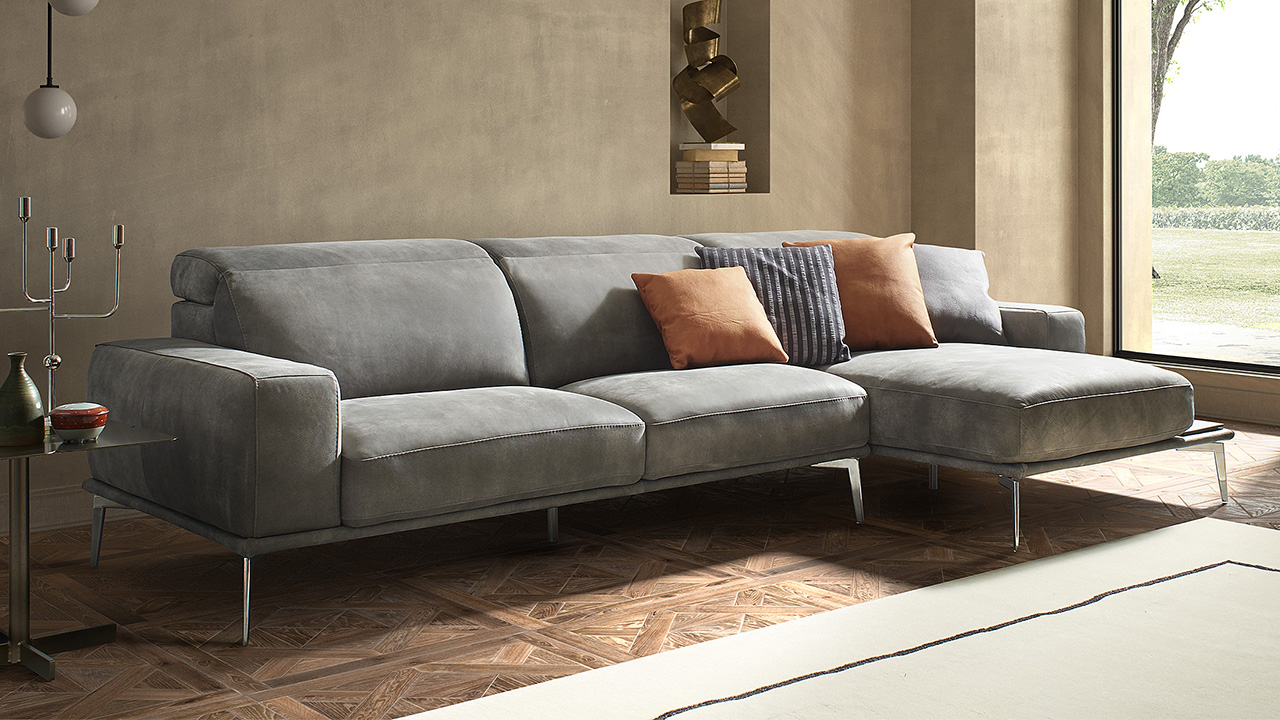 Villeneuve Italian Sofa - Gallery Image 17