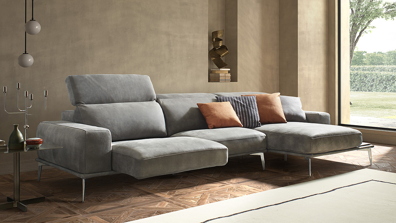 Villeneuve Italian Sofa - Gallery Image 18