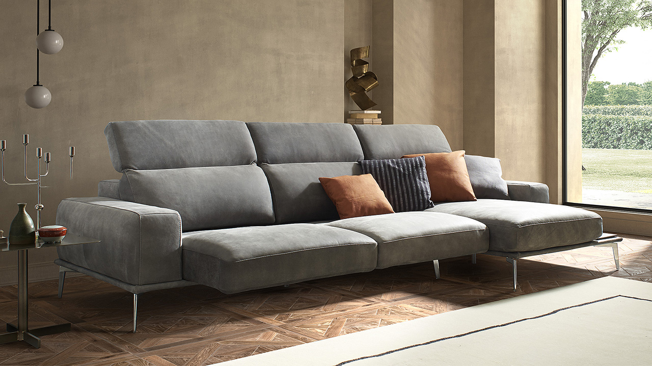 Villeneuve Italian Sofa - Gallery Image 14