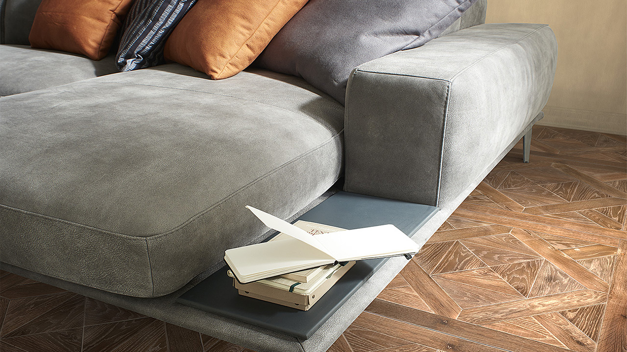 Villeneuve Italian Sofa - Gallery Image 11
