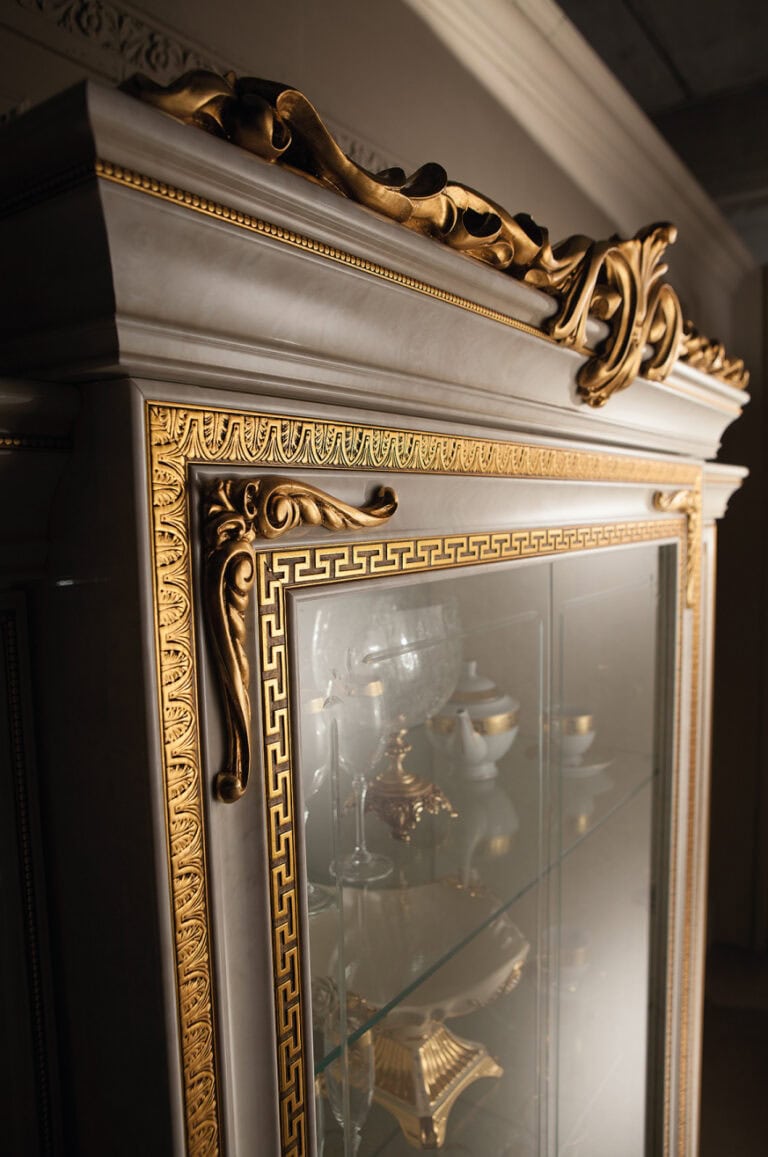 Leonardo Italian dining room display cabinet, crafted by Arredoclassic.